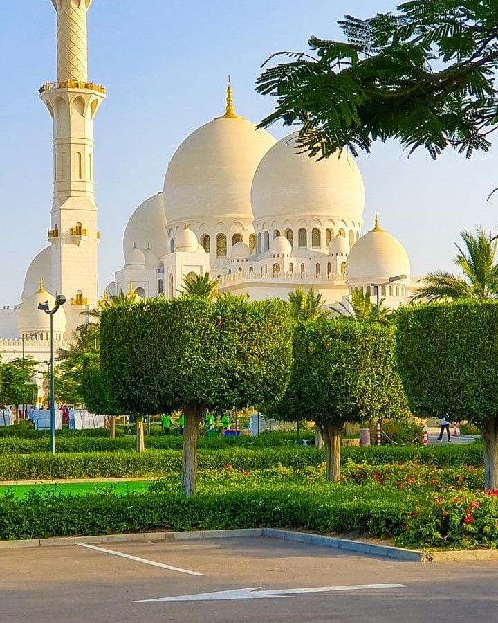 White domes and minarets of Sheikh Zayed Grand Mosque in Abu Dhabi