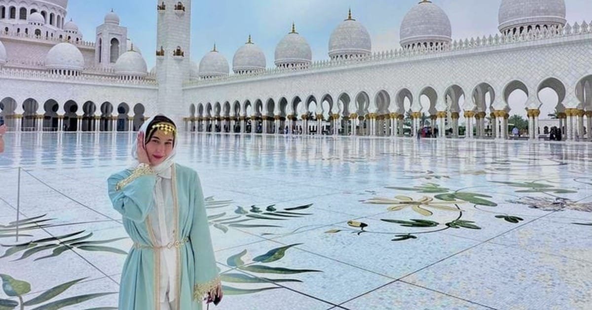 Sheikh Zayed Grand Mosque on a private Abu Dhabi city tour